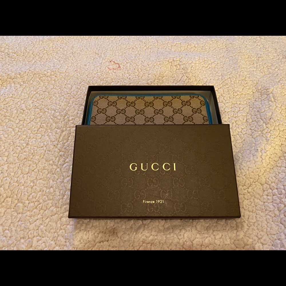 Zip around Gucci wallet